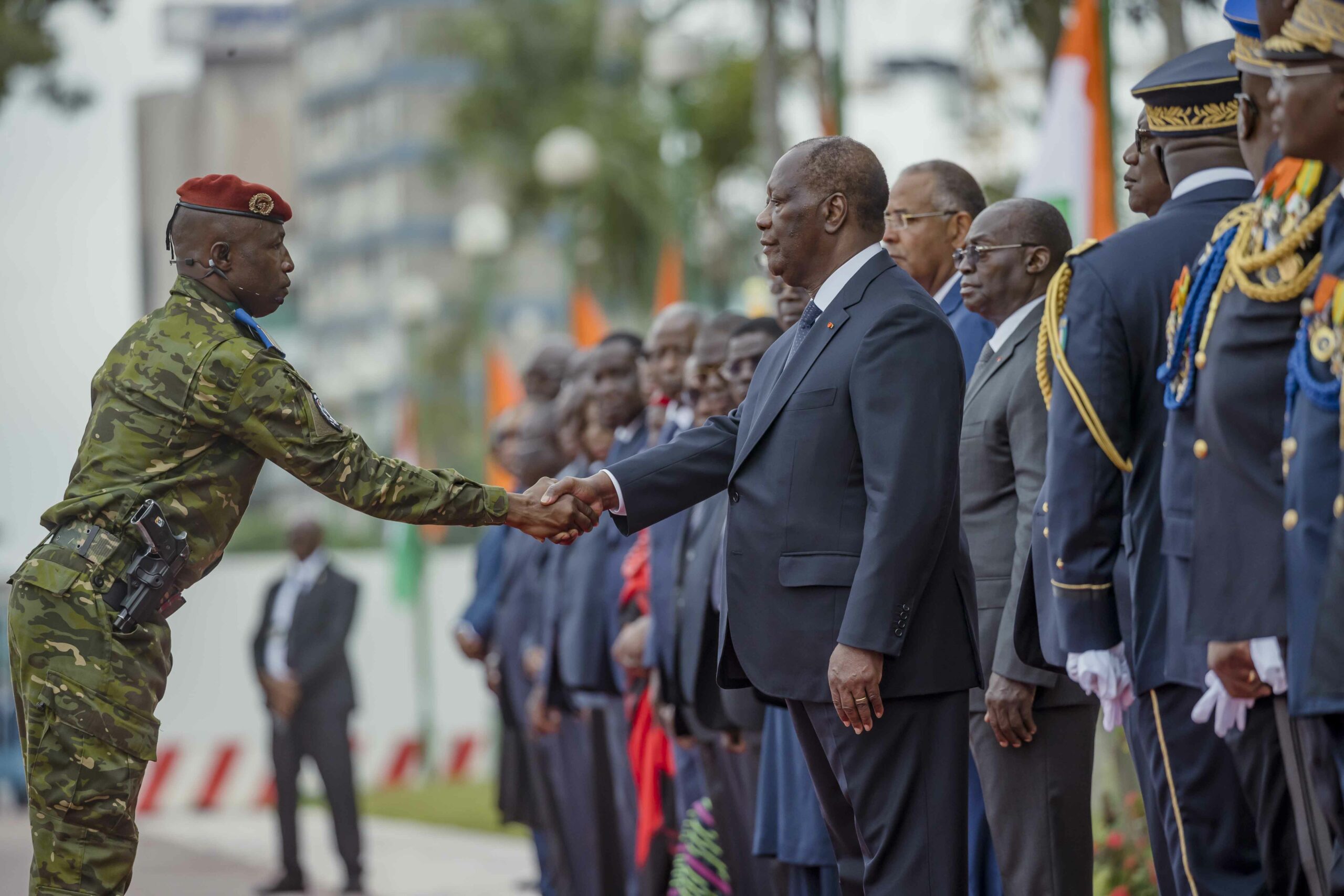 La Côte d’Ivoire a célébré 63 ans de son indépendance lundi dernier en accordant une place d’honneur à la mémoire d’Henri Konan Bédié, son ancien chef d’État décédé le 1er août. Au cours de son allocution à la Nation, le président Alassane Dramane Ouattara a fait l’éloge de la défunte haute personnalité. La fête de la souveraineté sert d’opportunité pour suivre l’évolution du pays au niveau institutionnel.